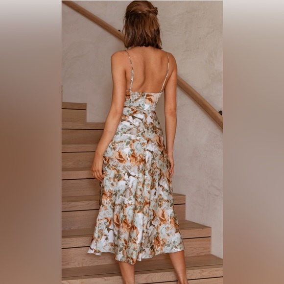 Selfie Leslie
Lake Como Fitted Bodice Cami Strap Midi Dress Abstract Print Sage - Picture 5 of 5